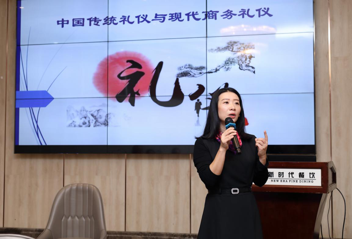 【行有礼 动有仪】欧堡利亚集团上海地区开展商务礼仪培训活动